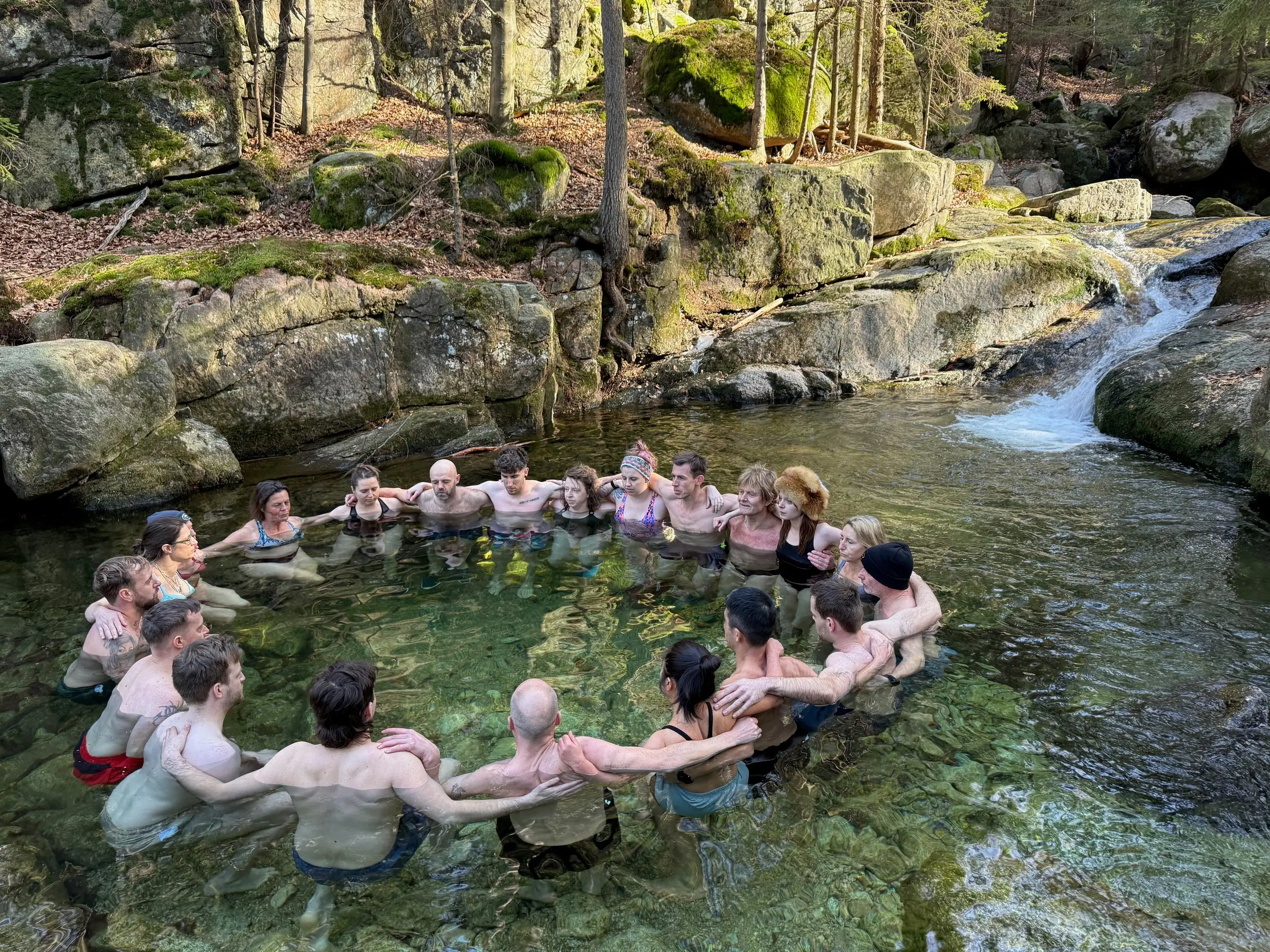 Gruppe beim Wim Hof Method Weekend in den Bergen